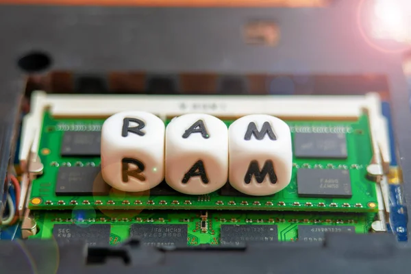 Concepto de RAM para computadora portátil, la inscripción RAM se encuentra en el chip RAM para computadora portátil — Foto de Stock