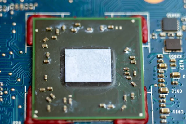 Sustitución de pasta térmica en el procesador, circuito integrado — Foto de Stock