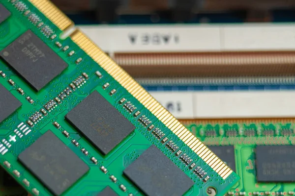 Master sostiene la memoria RAM del ordenador portátil de cerca en el fondo de la placa base — Foto de Stock
