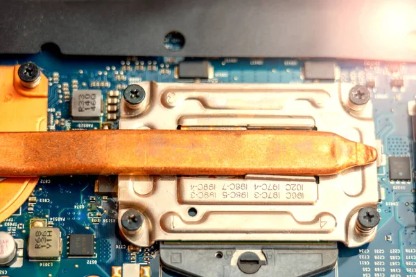 Tubo de cobre del sistema de enfriamiento del microprocesador en la placa base del ordenador portátil — Foto de Stock