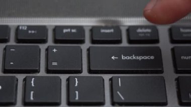 Arka boşluk tuşu klavyede birçok kez basar, dizüstü bilgisayar klavyesi kapatır