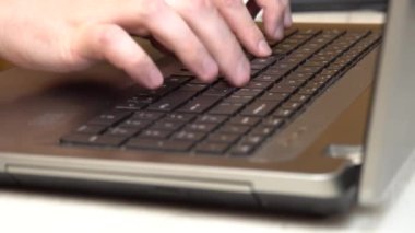Dizüstü bilgisayarda yazı yazan erkek eller, kendini izole etme işi, online yazışmalar.