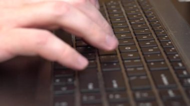 Dizüstü bilgisayarda yazı yazan erkek eller, kendini izole etme işi, online yazışmalar.