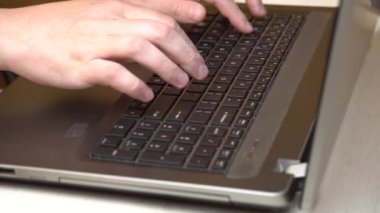 Dizüstü bilgisayarda yazı yazan erkek eller, kendini izole etme işi, online yazışmalar.