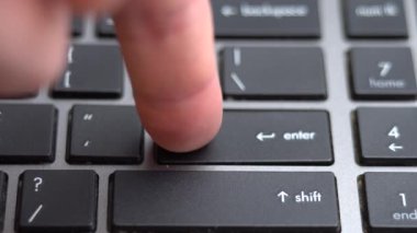 Klavyede uzun süre tuşlara basarak girin, dizüstü bilgisayar klavyeyi kapatın