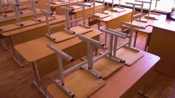 Lege schoolklas met bureaus en stoelen, schoolklas zonder leerlingen — Stockvideo