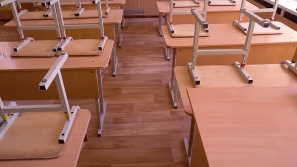 Üres tanterem asztalokkal és székekkel, tanterem tanulók nélkül — Stock videók