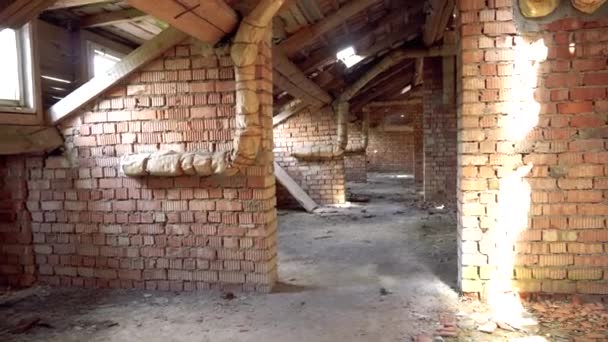 Um sótão de tijolo abandonado num edifício, um edifício abandonado em ruínas — Vídeo de Stock