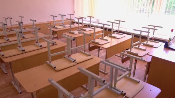 Kelas sekolah kosong dengan meja dan kursi, kelas sekolah tanpa murid — Stok Video