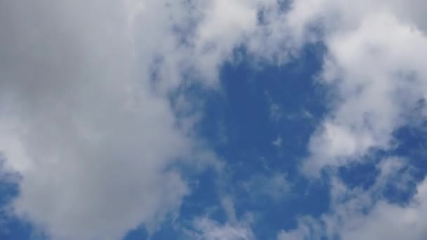 Timelapse hermoso cielo azul con las nubes de fondo antes de la tormenta. Nubes celestes textura. Skyfall con nubes patrón meteorológico naturaleza nube azul. Cielo azul sueño con nubes desagradables — Vídeo de stock