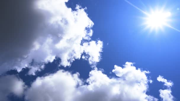 Piękne błękitne niebo z chmurami tła i jasne słońce. Niebo chmury tekstury. Skyfall z chmurami pogoda wzór natura chmura niebieski. Błękitne niebo marzy o chmurach — Wideo stockowe