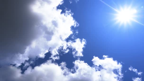 Голубое небо на фоне облаков и яркого солнца. Текстура небесных облаков. Небо с облаками погодный рисунок природа облако голубое. Мечта о голубом небе с морозными облаками — стоковое видео
