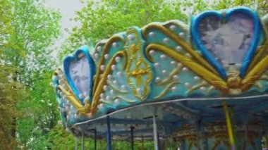 Bir lunaparkta atlıkarınca gezisi, bir çocuk eğlence parkında popüler bir atlıkarınca.