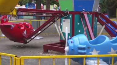 Çocuk eğlence parkındaki uçak formları, çocuklar için uçan uçaklar cazibesi.