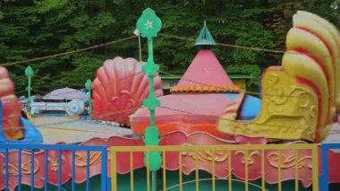 Sovyetlerin eğlence parkındaki deniz kabukları gibi eski çekiciliği. Sovyetler Birliği 'nin eğlence parkındaki çocuklar için kabuk cazibesi.