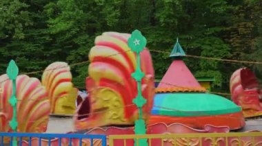 Sovyetlerin eğlence parkındaki deniz kabukları gibi eski çekiciliği. Sovyetler Birliği 'nin eğlence parkındaki çocuklar için kabuk cazibesi.