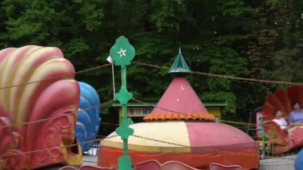 Attraction rétro soviétique comme des coquillages dans un parc d'attractions pour enfants, attraction coquille pour les enfants dans le parc d'attraction de ussr — Video