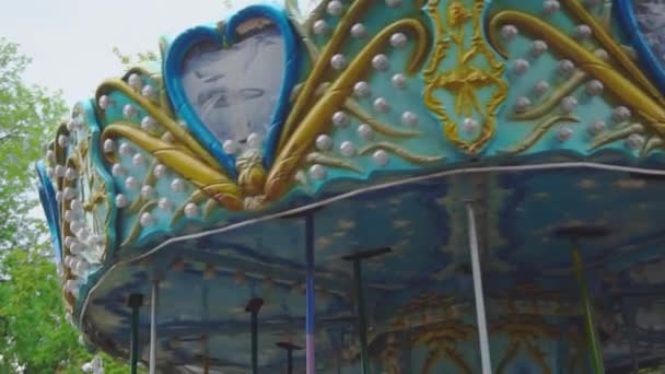 Carrouselrit met paarden in een pretpark, een populaire carrousel in een attractiepark voor kinderen — Stockvideo