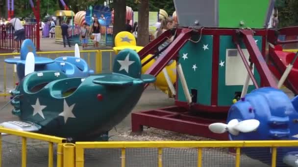 Attraction sous forme d'avions dans un parc d'attractions pour enfants, vol d'avions attraction pour les enfants — Video