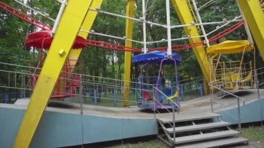 Bir lunaparktaki eski bir Sovyet dönme dolabının kokpitine binmek. Çekim parkında hareket eden dönme dolap girişi olan üs.