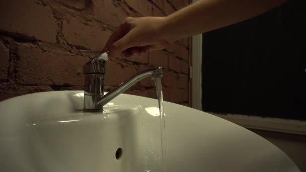 Tvättställ på restaurang, en kille tvättar händerna i ett handfat med svagt ljus i ett tvättrum, toalett i ett trendigt café, handtvätt i handfat — Stockvideo