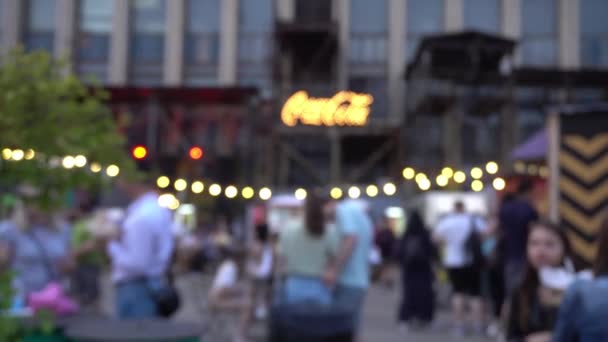 İnsanlar akşamları tatilde yürürler, yürüdükleri için dikkatleri dağılır. Odaklanamayan insanların olduğu sanat alanı — Stok video