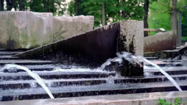 Apagando la fuente en el parque, el final de la temporada de fuentes, la transición al invierno, el agua en la fuente se ha agotado, la fuente de la ciudad se rompe — Vídeos de Stock