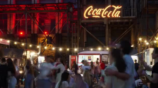 Λευκορωσία, Μινσκ - 14 Αυγούστου 2021: Timelapse Coca Cola art space festival, ζευγάρι ερωτευμένο ανάμεσα σε όλους, hipster place, art space in a old factory, food truck fair and crowded place — Αρχείο Βίντεο
