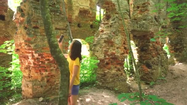 Girl blogger traveler to abandoned places leaded a direct stream from ancient ruts, travel blogger streams from the wages — Stok Video