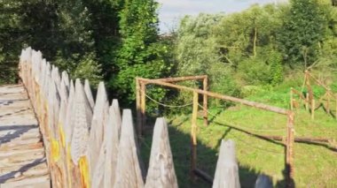 Antik şehrin girişindeki tahta çitler, çitler, ahşap çitler.