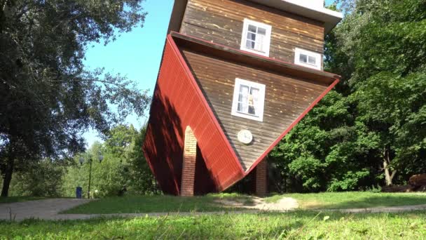 Belarús, Dukora - 13 de agosto de 2021: Atracción Casa al revés, una casa que está en el techo, una casa divertida al revés en un parque, muebles al revés en la casa — Vídeos de Stock