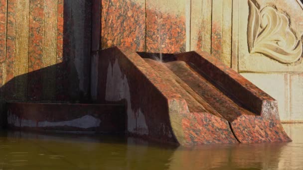 Jet d'eau coulant de la fontaine à boire de la ville gros plan, éclaboussures de la fontaine à boire en marbre, étancher la soif dans le centre-ville — Video