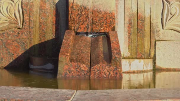 Vodní proud proudící zblízka z městské fontány k pití, stříkající z mramorové fontány k pití, uhasí žízeň v centru města — Stock video