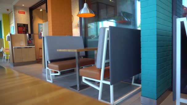 Interiorul cafenelei lângă motel, interiorul cafenelei rutiere, mini cafenea lângă drum, pizzerie rutieră — Videoclip de stoc