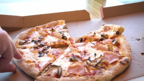 男の手は、ストレッチチーズとホットピザのスライスを取ります,ハムとふわふわのピザ,キノコとチーズ,男性の手はピザのスライスを取ります — ストック動画