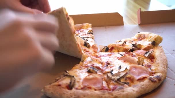 Férfi kéz vesz egy szelet forró pizza nyújtózkodó sajt, bolyhos pizza sonka, gomba és sajt, férfi kézzel veszi szelet pizza