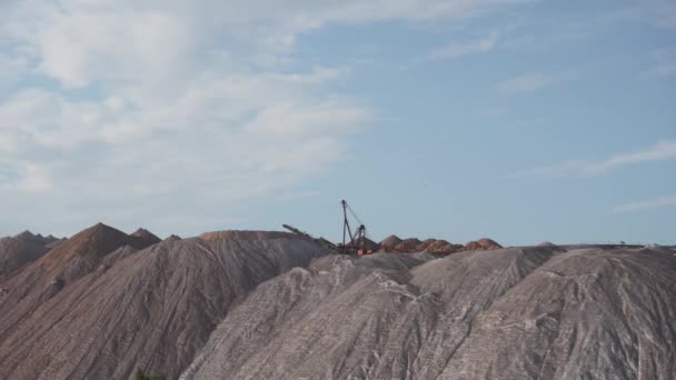 在采石场采石场和矿石加工过程中提取盐分和钾肥，堆放钾盐。钾盐时间的工业生产 — 图库视频影像