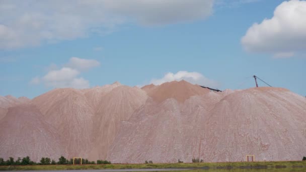 Telestacker and potash waste heaps, extraction of salt and potash fertilizers in a quarry and processing of ore. Artificial mound of waste rock, heaps after ore processing timelapse — Stock Video