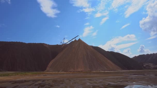 Mining industry. Telestacker handles the ore for potash waste heaps, extraction of salt and potash fertilizers in a quarry and processing of ore — Stock Video