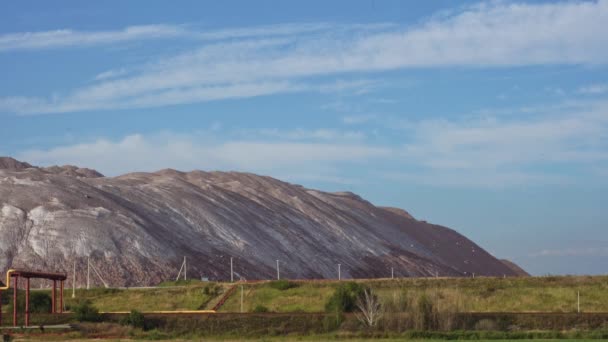 Birds fly over potash heaps. Mining industry. Extraction of salt and potash fertilizers in a quarry and processing of ore, terricons and potash waste heaps — Stock Video