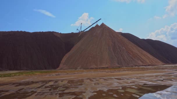 Industria minera de cerca. Telestacker maneja el mineral para los montones de residuos de potasa, extracción de sal y fertilizantes de potasa en una cantera y procesamiento de mineral — Vídeo de stock