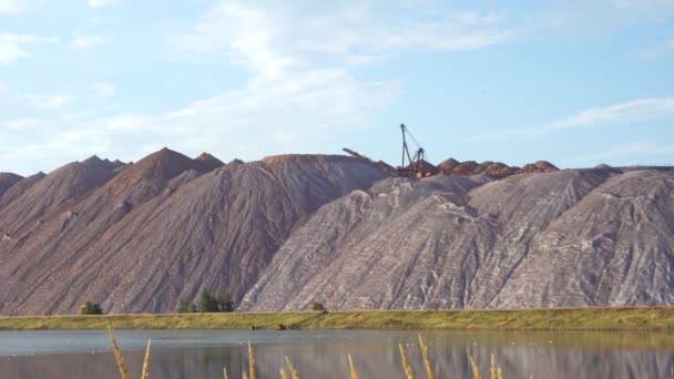 采矿业和技术水库。采石场盐肥和钾肥的提取及矿石、陶器和钾肥垃圾堆的处理 — 图库视频影像
