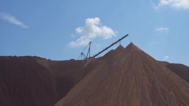 Mining industry close up. Telestacker handles the ore closeup for potash waste heaps, extraction of salt and potash fertilizers in a quarry and processing of ore — Stock Video