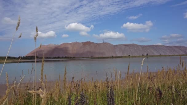 Industri pertambangan dan reservoir teknis. Terricons dan potash tumpukan limbah, ekstraksi garam dan potas pupuk dalam tambang dan pengolahan bijih — Stok Video