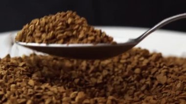 Kahve dükkanının arka planında kaşık kepçesi tabaktan hazır kahve topakları, granüle kahve reklamı, sabah tezahüratı