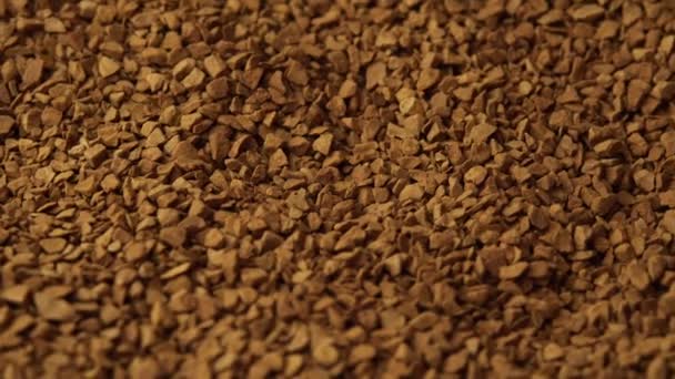 Primo piano del caffè istantaneo pellet filatura come sfondo per caffetteria, granulato commerciale caffè, allegria del mattino — Video Stock