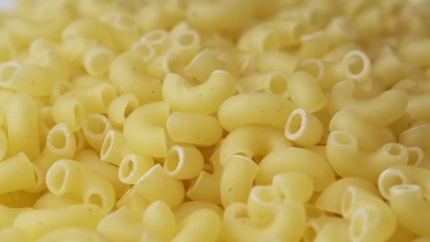 Contexte de la filature des pâtes italiennes. Cônes de macaroni filant en gros plan sur la plaque — Video
