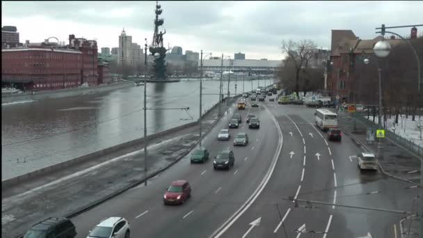 Trafic à Moscou près de la rivière Moscova — Video