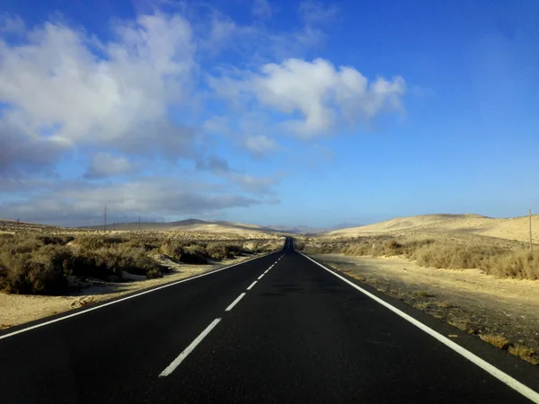 Estrada sinuosa através do deserto — Fotografia de Stock