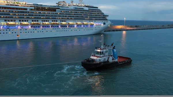 Luxury cruise ship and boat — Stock Photo, Image